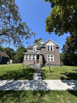 2026 1/2 4th St , Eau Claire,  54703