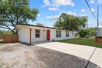 1003 Tabernacle St , Seguin,  78155