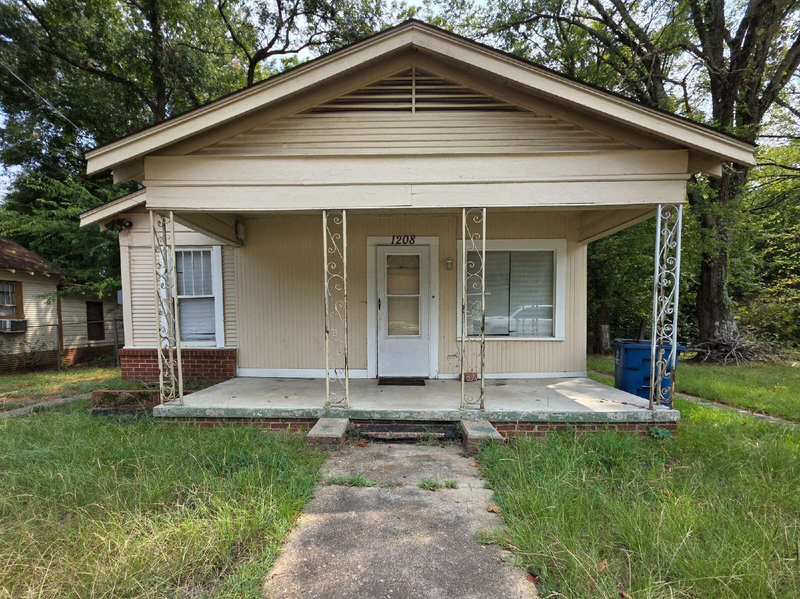 1208 East Travis Street , Marshall,  75670