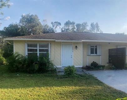 ANNUAL RENTAL: Charming 3 Bedroom, 2 Bath Home with Landscape View for $1,450/mo in North Fort Myers, Florida