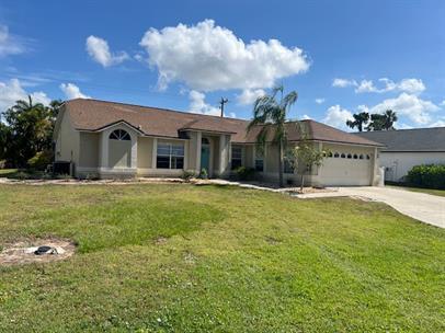 Charming 3BR + Den Pool Home in Country Oaks – Spacious and Serene Annual Rental! in Fort Myers, Florida