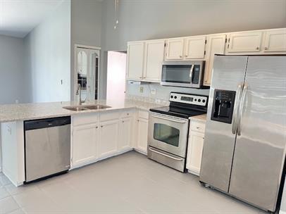 Charming 3BR + Den Pool Home in Country Oaks – Spacious and Serene Annual Rental! photo 7