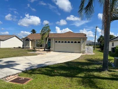 Charming 3BR + Den Pool Home in Country Oaks – Spacious and Serene Annual Rental! photo 2