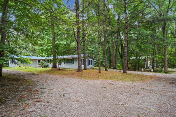 828 East Oakridge Court , Midland,  48640