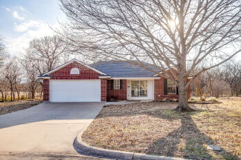 1312 Bradley Court , Cleburne,  76033