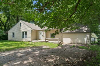 11106 Applewood Dr , Kansas City,  64134