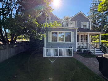 15 Amys Court Apt B, East Hampton,  11937
