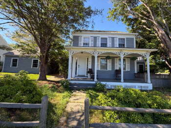 15 Amys Court Apt A, East Hampton,  11937