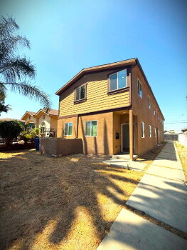827 East 74th Street , Los Angeles,  90001