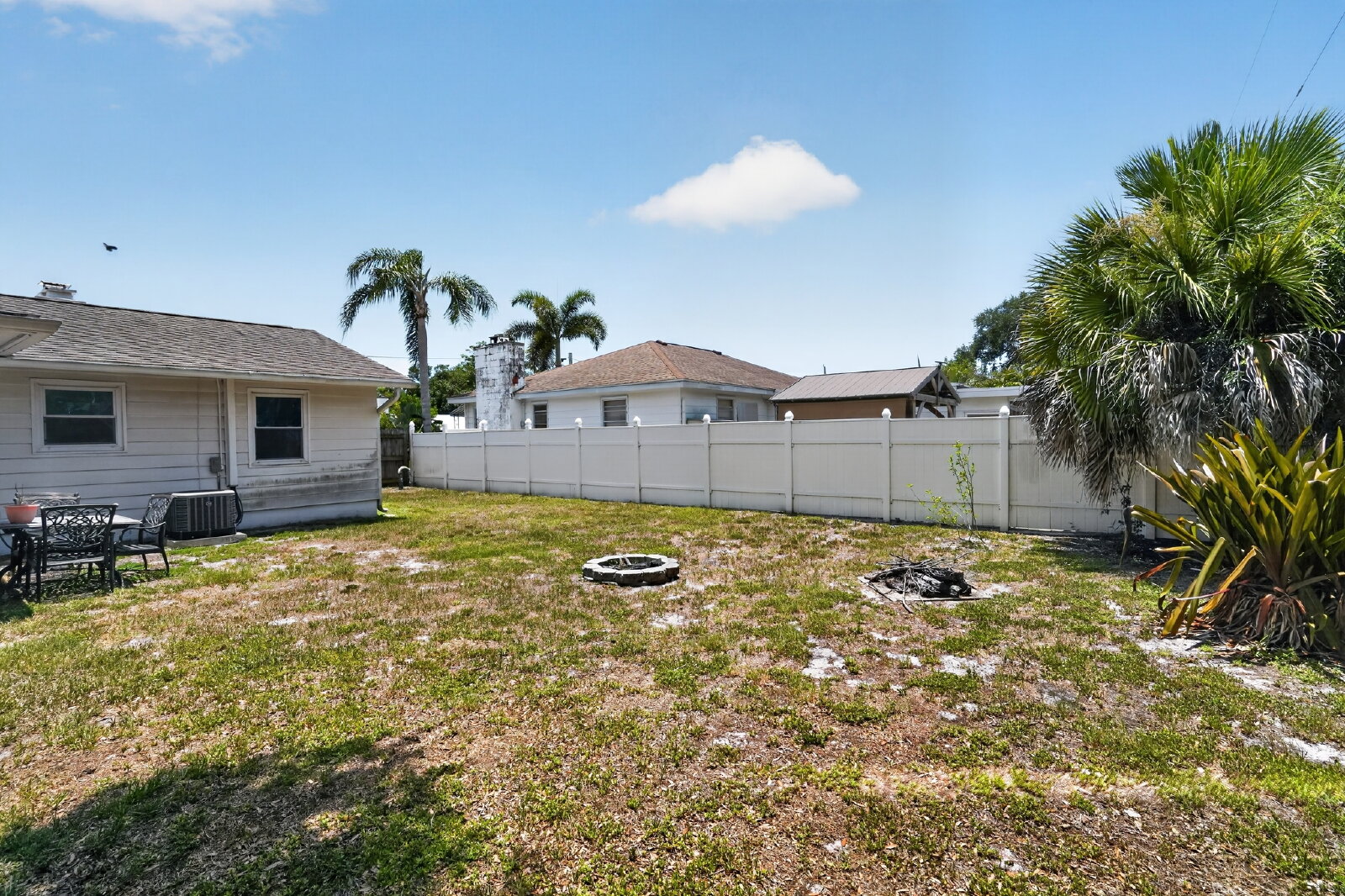 2617 Nassau St, Sarasota FL - bright bonus living room