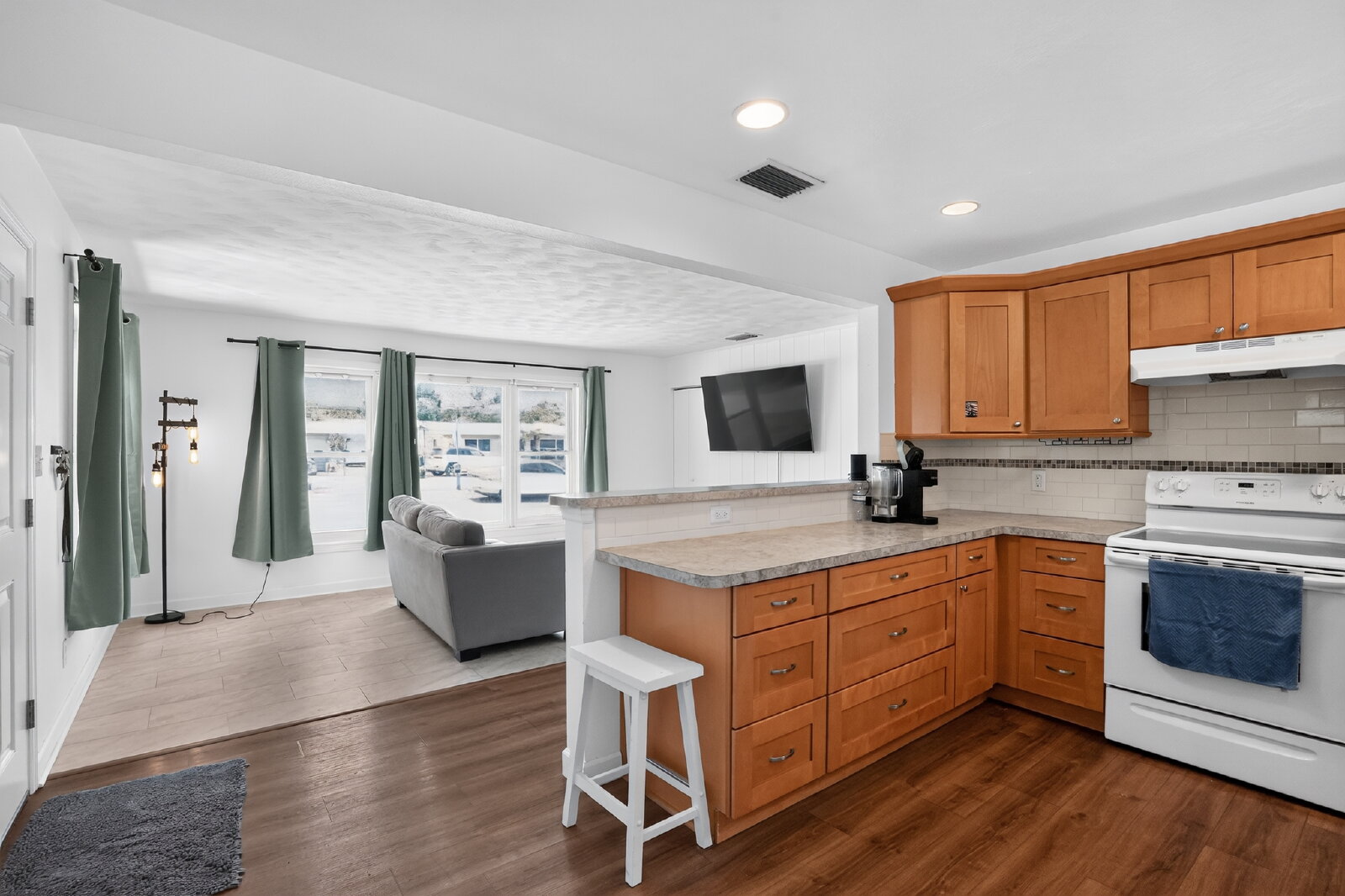 2617 Nassau St, Sarasota FL - updated kitchen with breakfast bar
