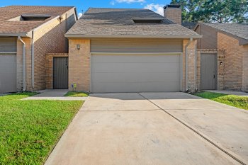 304 East Adoue Street , Alvin,  77511