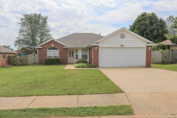 1071 Evergreen St , Centerton,  72719-9666